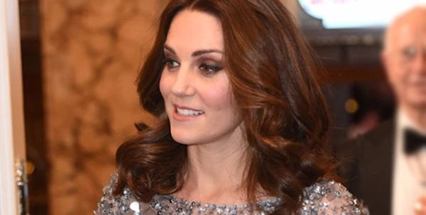 الدوقة Kate Middleton في فستان سهرة يشعّ بريقاً، سحراً وأنثويّة