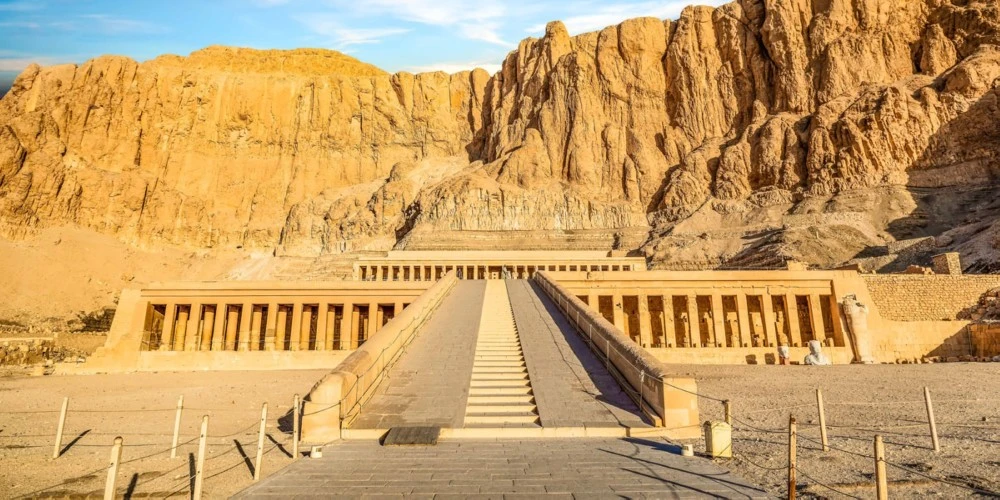 اشهر المعالم السياحية في الوطن العربي - معبد الدير البحري في الأقصر في مصر