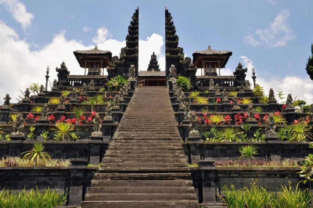 اشهر المعالم السياحية في العالم - معبد بورا بيساكيه في بالي 