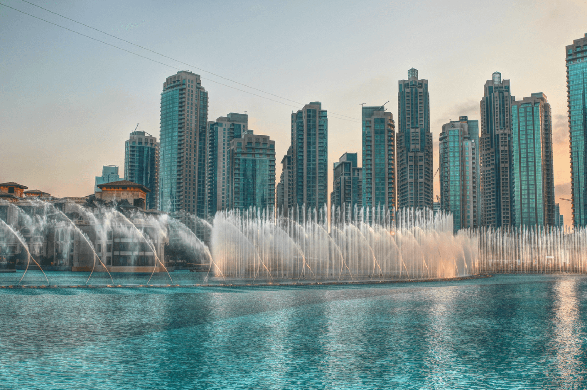 Дубайские фонтаны. Бурдж Халифа фонтаны. Фонтан Дубай в Дубаи (ОАЭ). Поющие фонтаны Бурдж Халифа. Дубай Бурдж Халифа Поющие фонтаны.