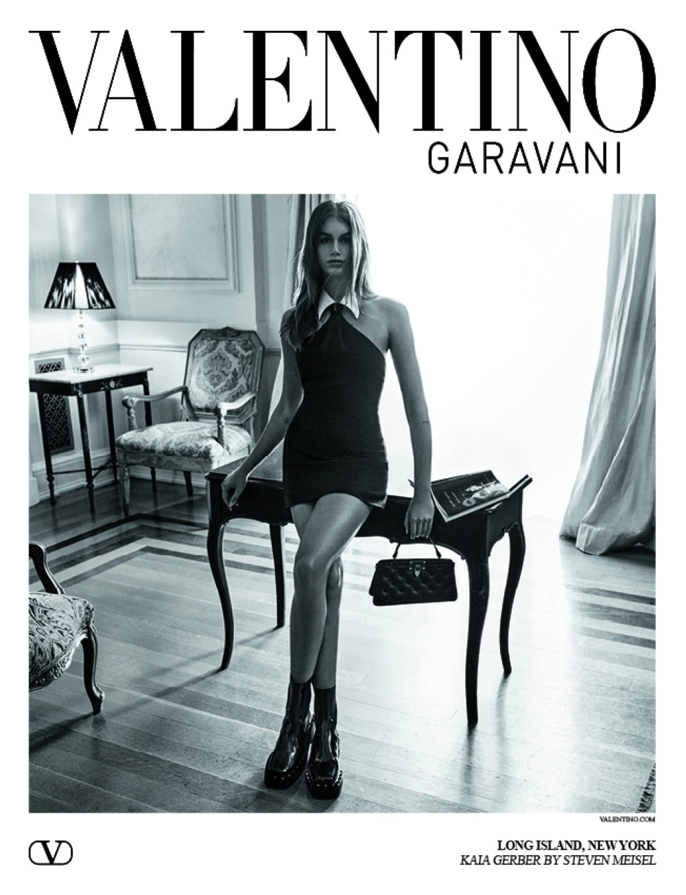 Valentino تطلق حملة Black Tie الإعلانية