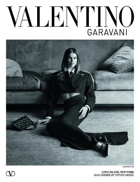 Valentino تطلق حملة Black Tie الإعلانية