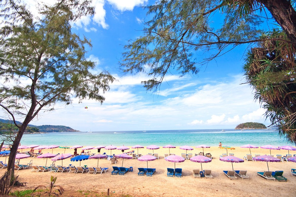 اماكن سياحية في بوكيت تايلاند- السياحة في بوكيت- شاطئ كارون Karon Beach