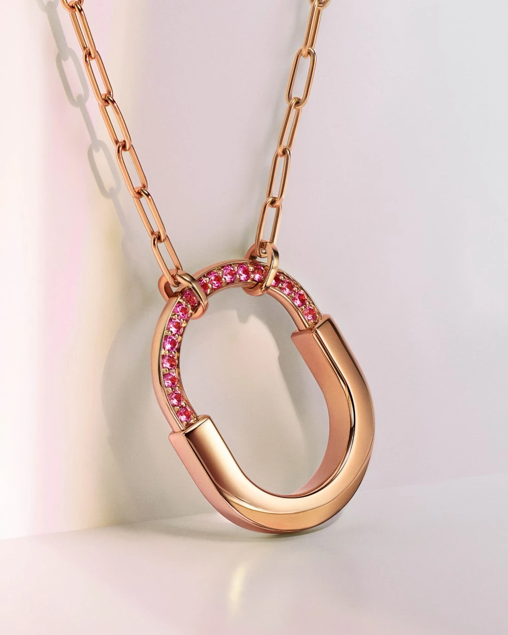 .Tiffany & Co تطلق تشكيلة Tiffany Lock ROSÉ بإلهام من سفيرة العلامة روزي