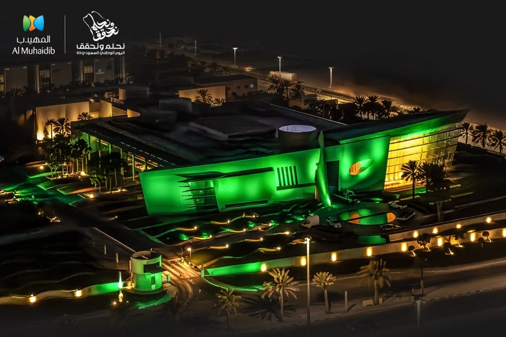 اللون الأخضر اكتسى المباني بمناسبة اليوم الوطني السعودي 93