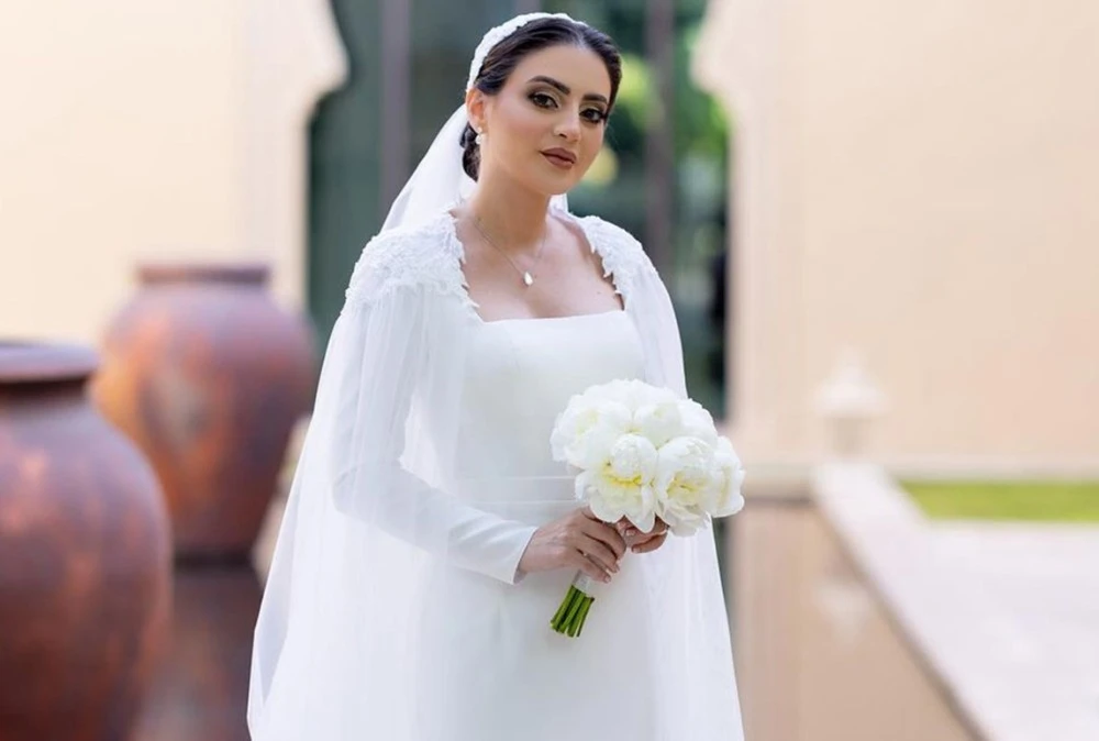العروس دانيا الشافعي صائبة في اختيار البساطة الراقية لفستان زفافها