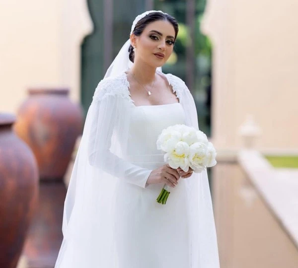 العروس دانيا الشافعي صائبة في اختيار البساطة الراقية لفستان زفافها