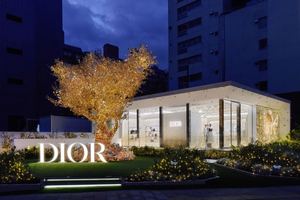 Dior تقدّم ديكورات ساحرة لمتاجرها بمناسبة أعياد نهاية العام