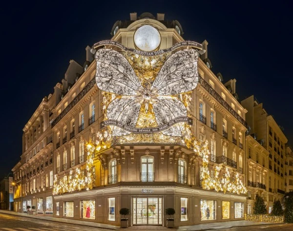 Dior تقدّم ديكورات ساحرة لمتاجرها بمناسبة أعياد نهاية العام