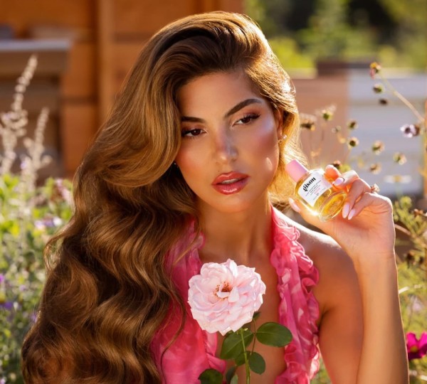 Gisou تطلق Wild Rose الإصدار الزهري من عطر الشعر المشبّع بالعسل