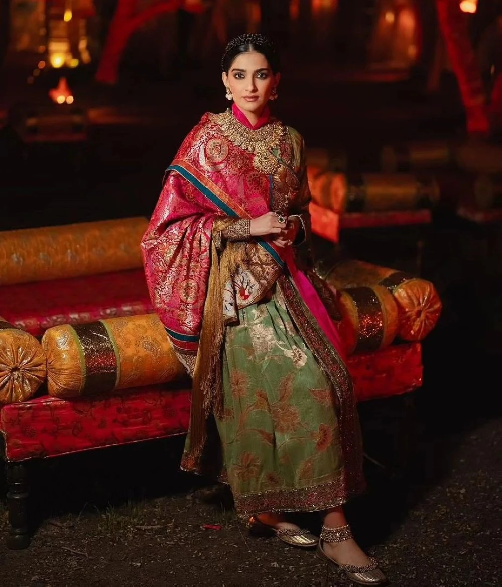 Sonam Kapoor في ساري من Namza Couture