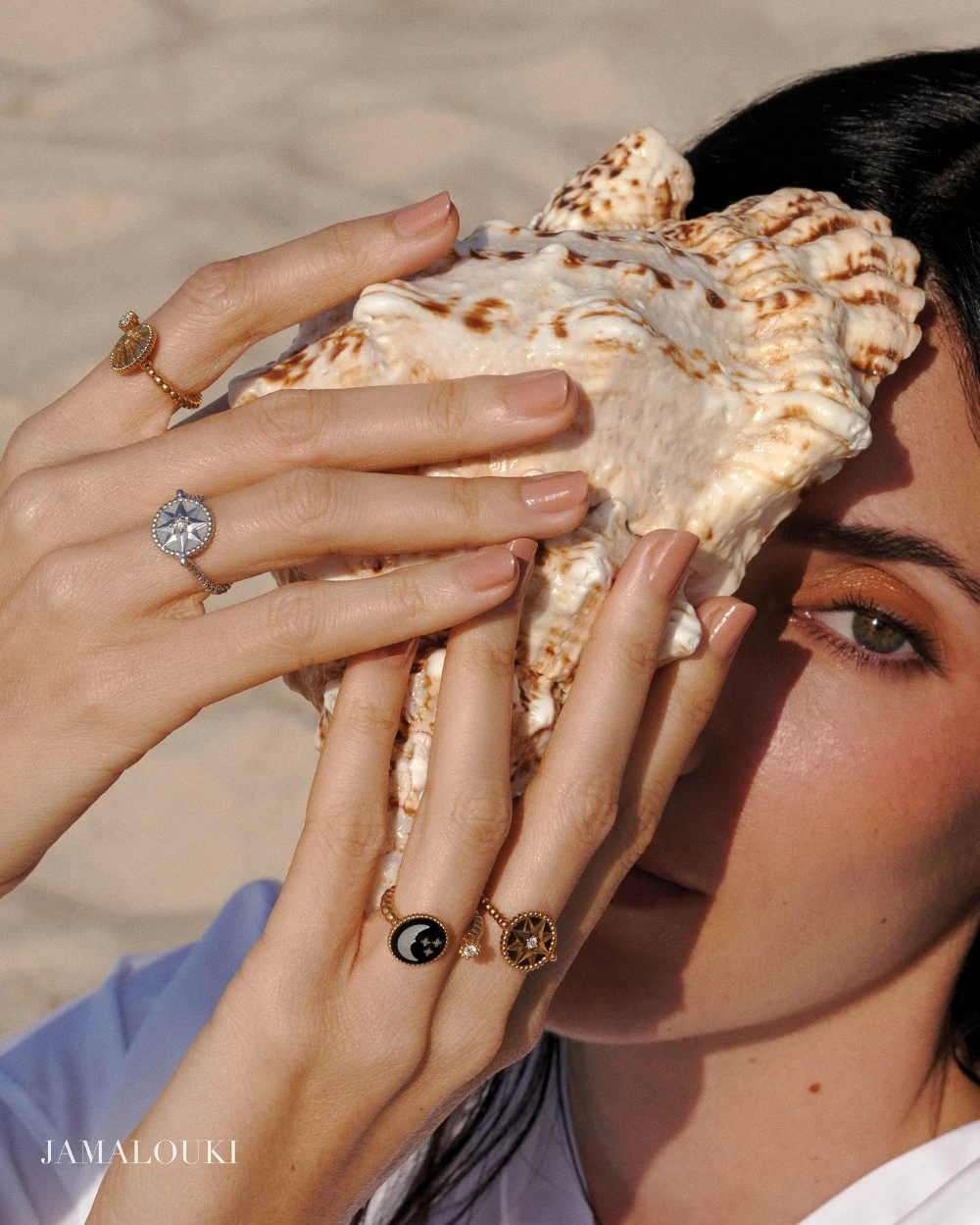 جلسة تصوير لمجموعة Dior: مجوهرات تتناغم مع بريق الشمس والرمال الذهبية
