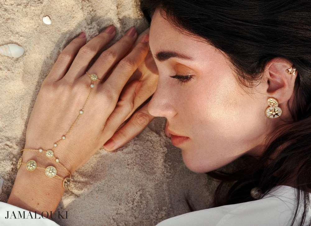 جلسة تصوير لمجموعة Dior: مجوهرات تتناغم مع بريق الشمس والرمال الذهبية