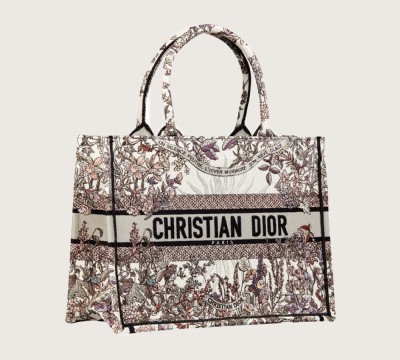 Dior تكشف عن حقيبة Dior Book Tote بشعار Dior 4 Saisons
