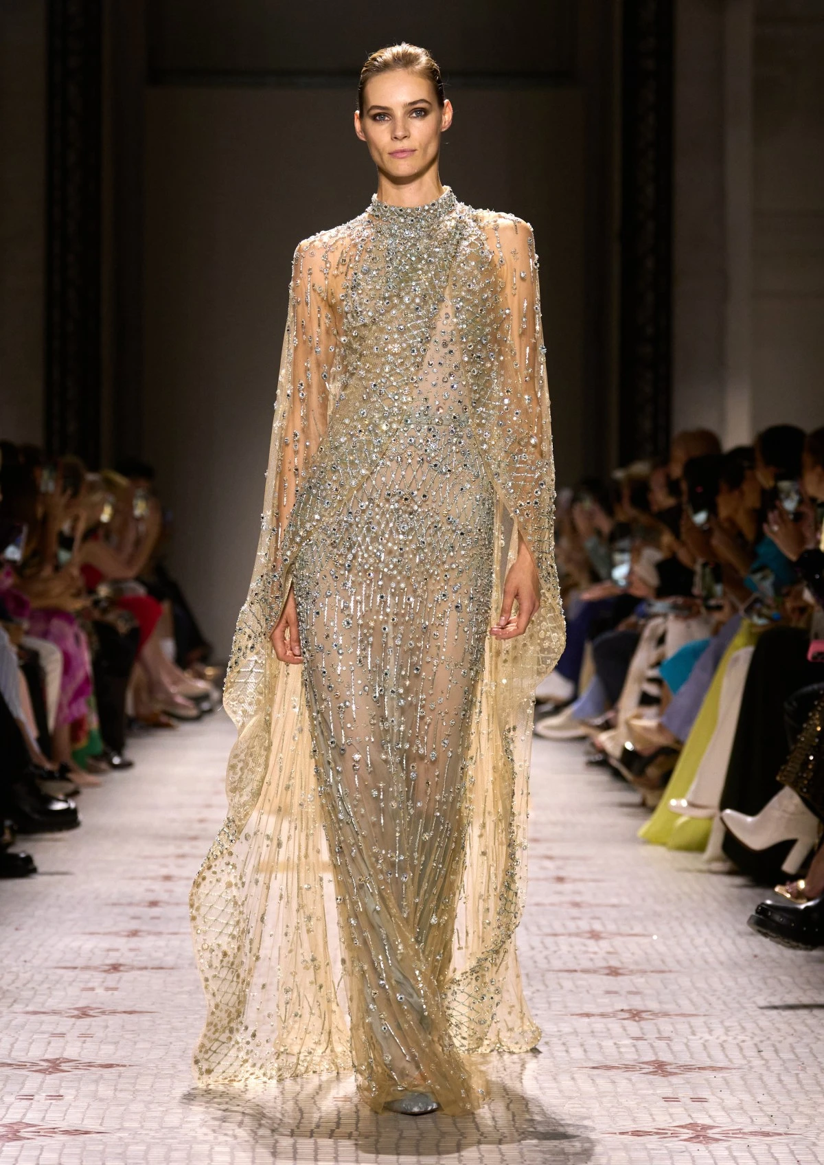 مجموعة Elie Saab للخياطة الراقية لخريف 2024: غموض منكّه بالغلامور