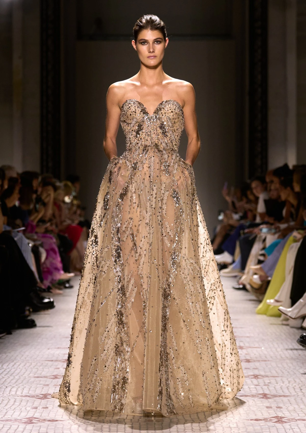 مجموعة Elie Saab للخياطة الراقية لخريف 2024: غموض منكّه بالغلامور