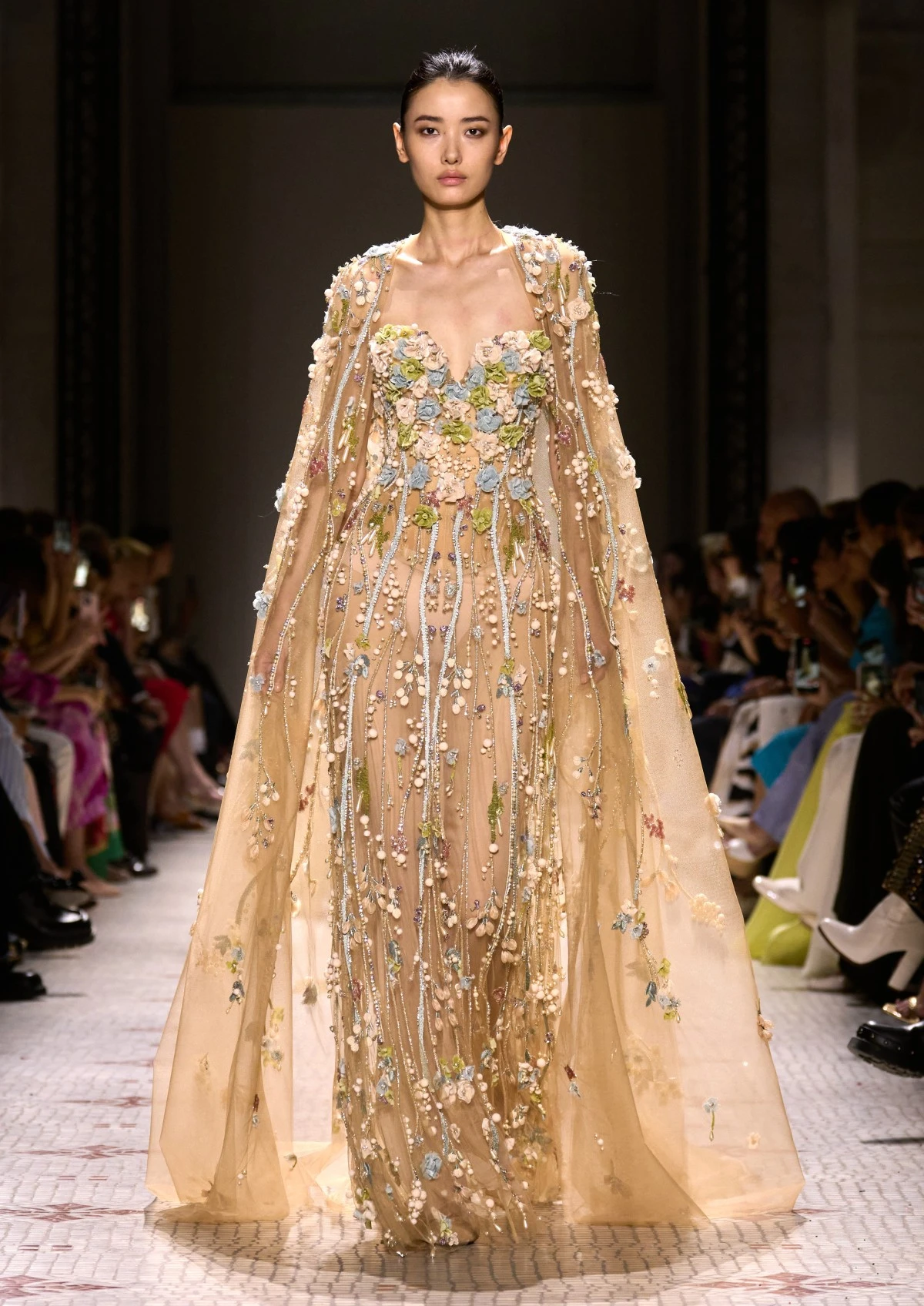 مجموعة Elie Saab للخياطة الراقية لخريف 2024: غموض منكّه بالغلامور