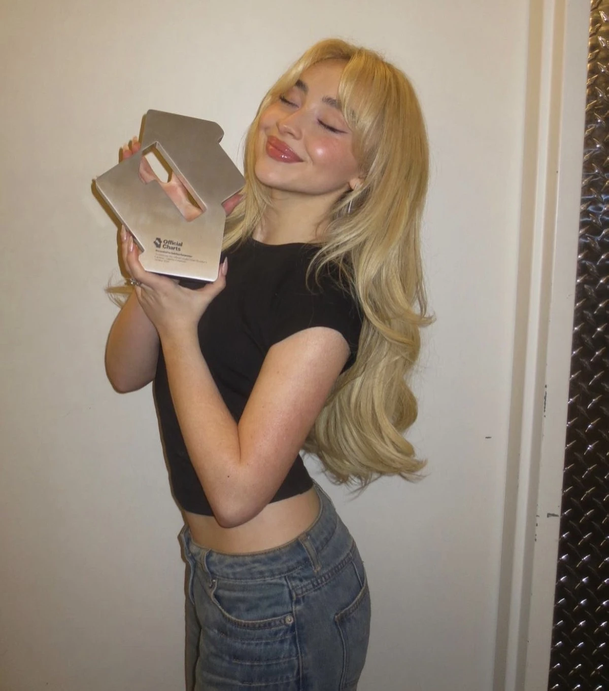 Please Please Please، لا تشيحي نظركِ عن "نجمة الموسم" Sabrina Carpenter