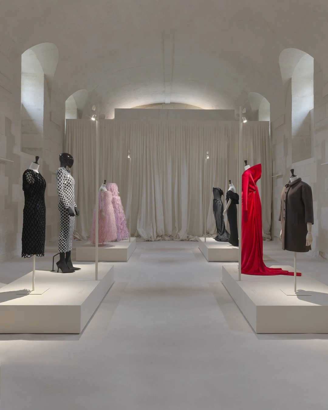 Balenciaga تقدّم معرض "The Subtleties of a Dialogue": حوار ما بين الماضي والحاضر