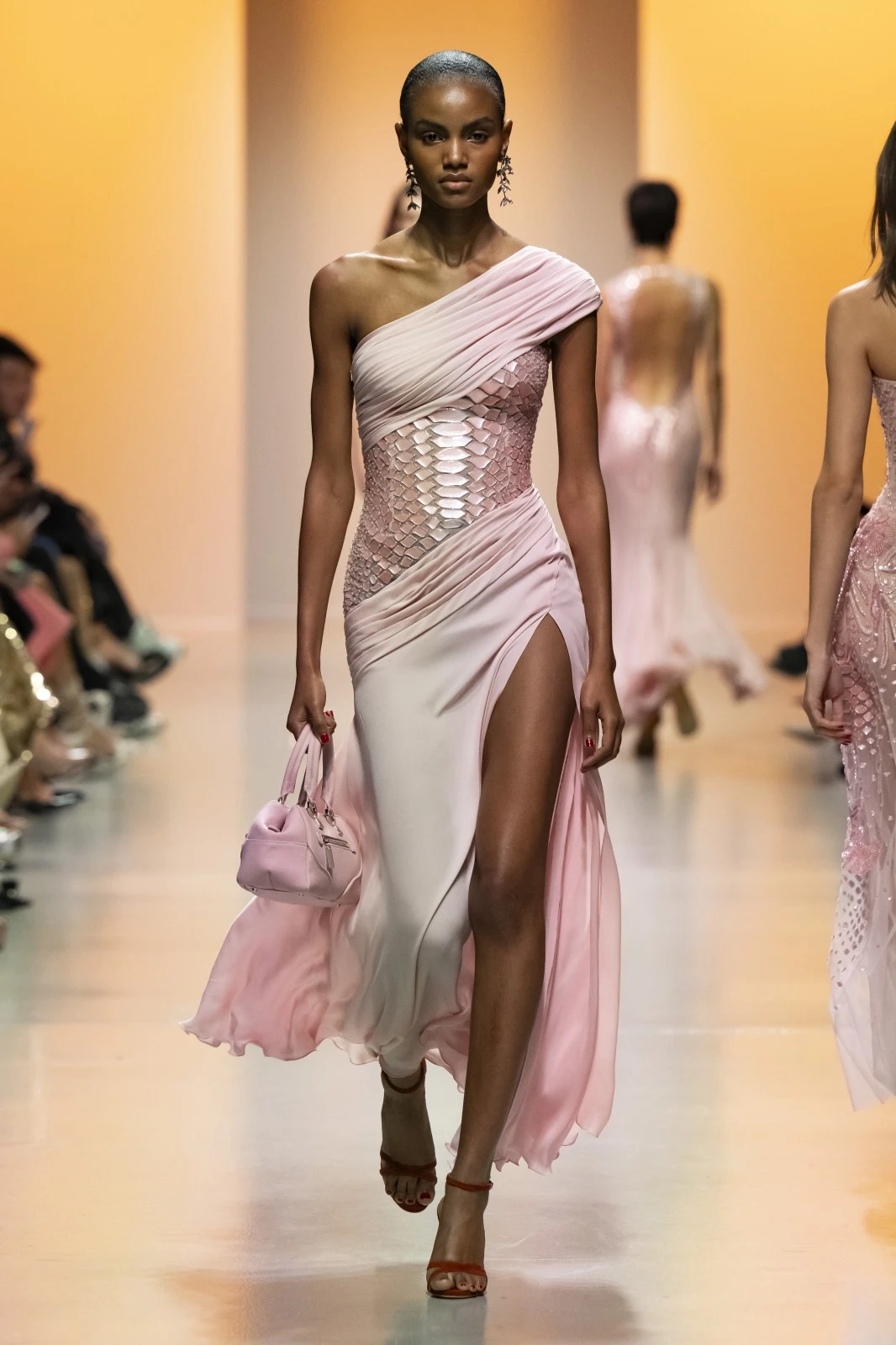 مجموعة Georges Hobeika لربيع وصيف 2025: إنعكاسٌ لجوهر الحياة