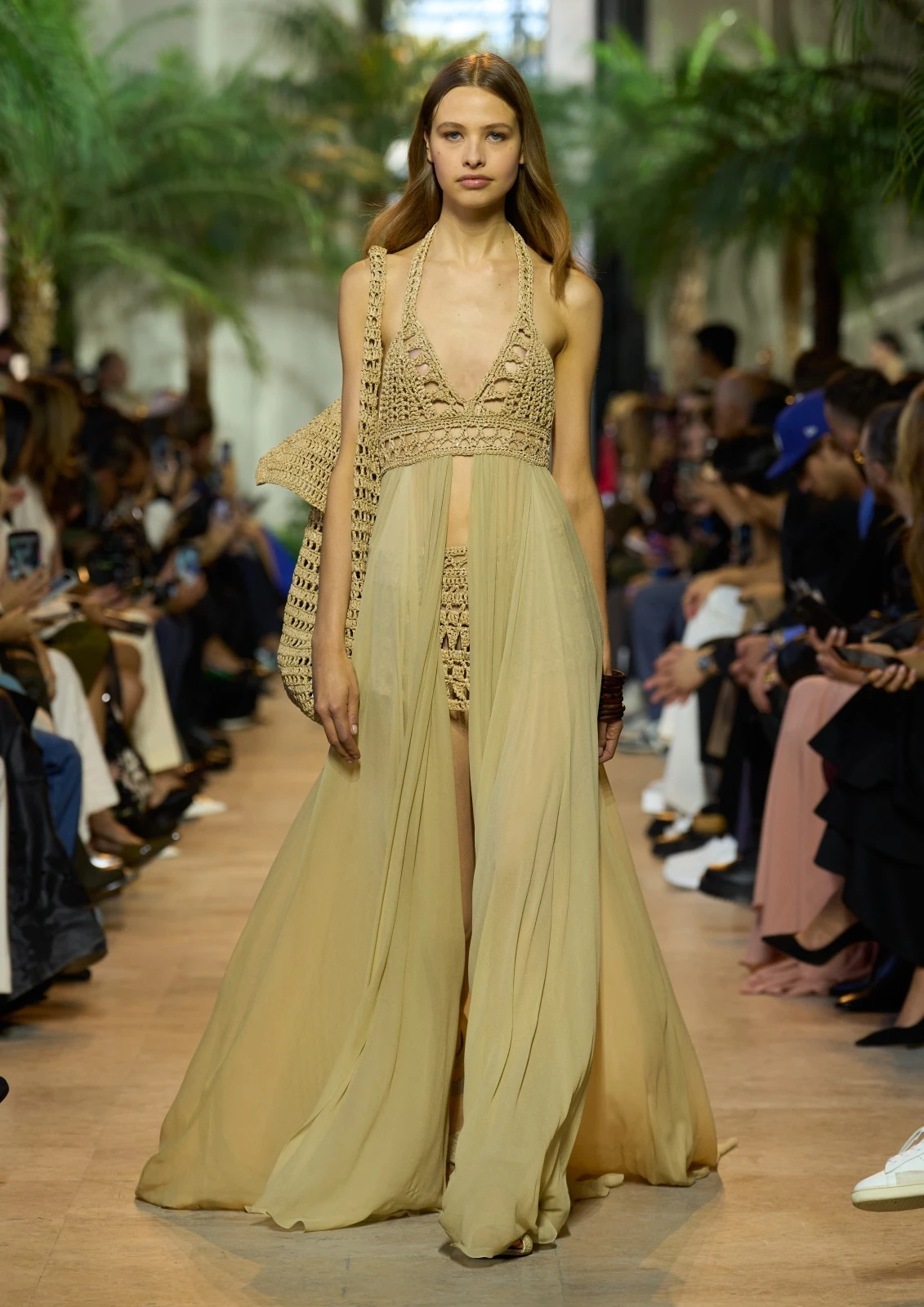 مجموعة Elie Saab لربيع وصيف 2025 تترجم الحريّة وسط الصحراء الأفريقيّة