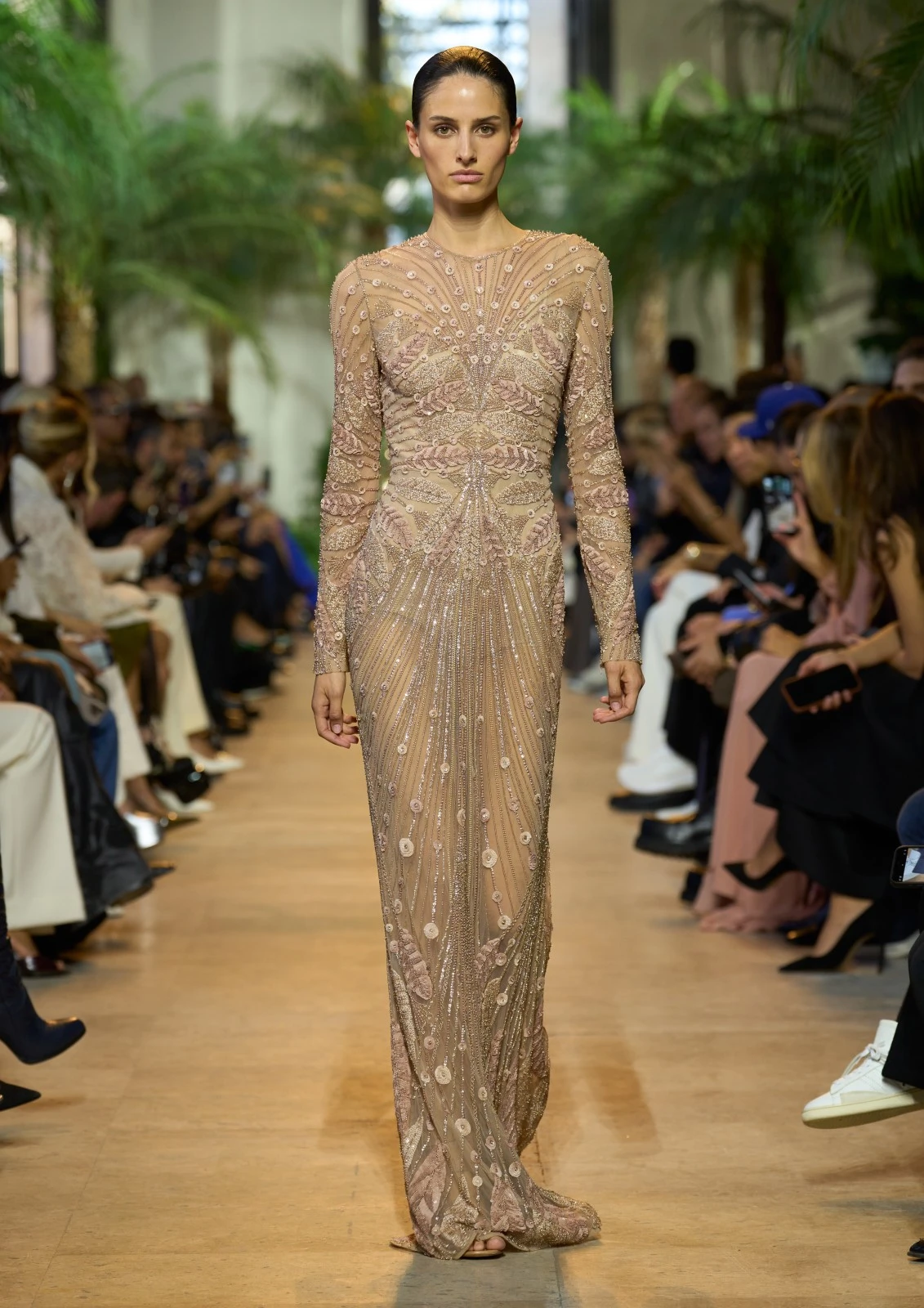 مجموعة Elie Saab لربيع وصيف 2025 تترجم الحريّة وسط الصحراء الأفريقيّة