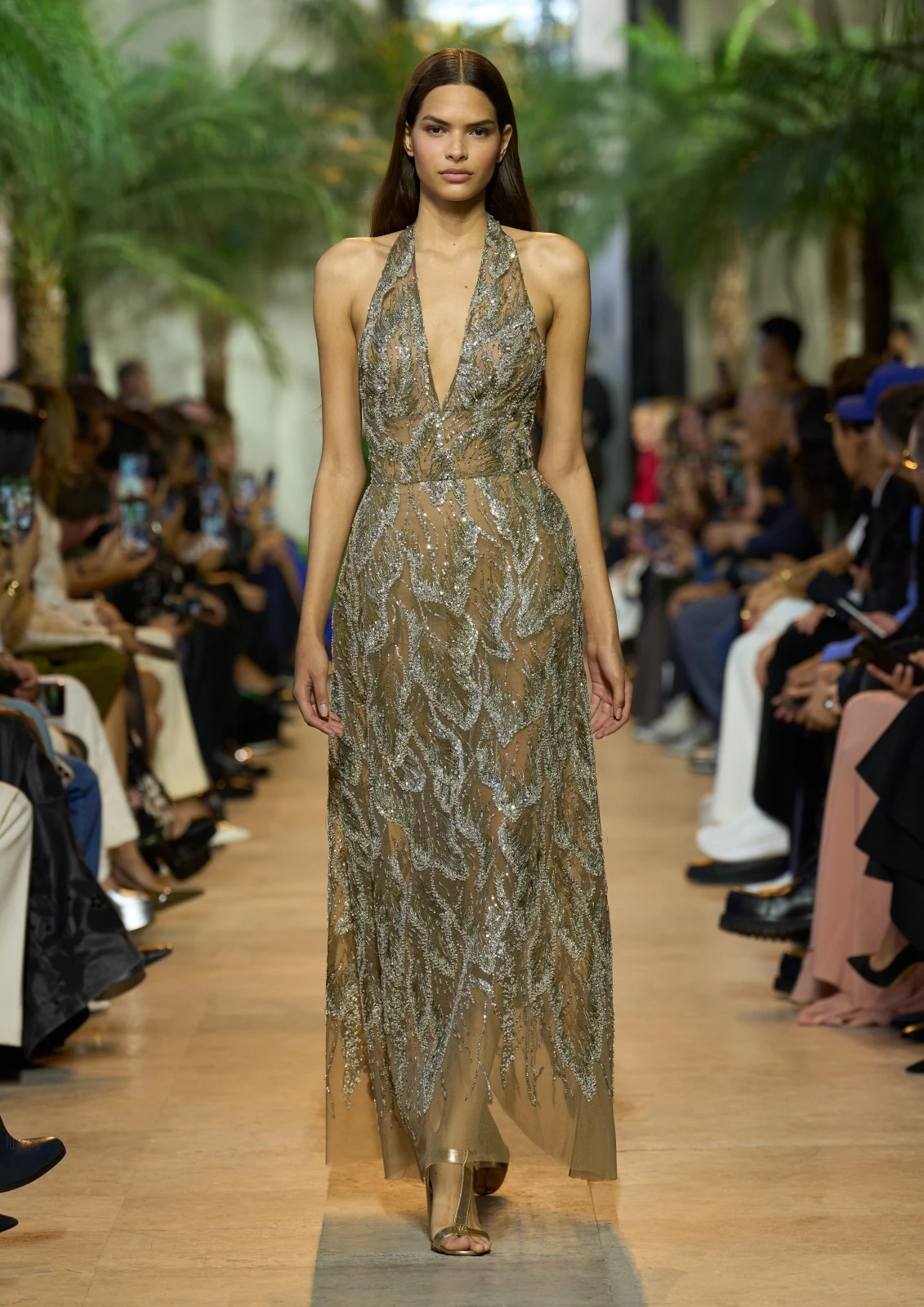 مجموعة Elie Saab لربيع وصيف 2025 تترجم الحريّة وسط الصحراء الأفريقيّة