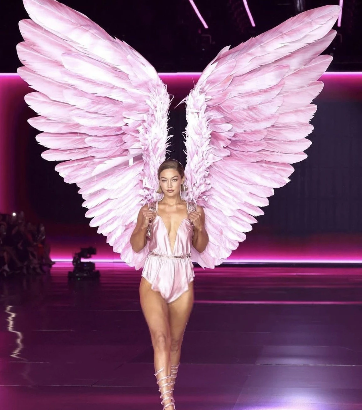 ملائكة Victoria's Secret عادت إلى المسرح، بعرض أسطوري وأيقونات افتقدنا لهنّ