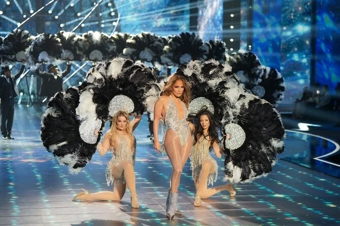 Jennifer Lopez في لوحة  إستعراضيّة أسطوريّة في "1001 موسم من إيلي صعب"