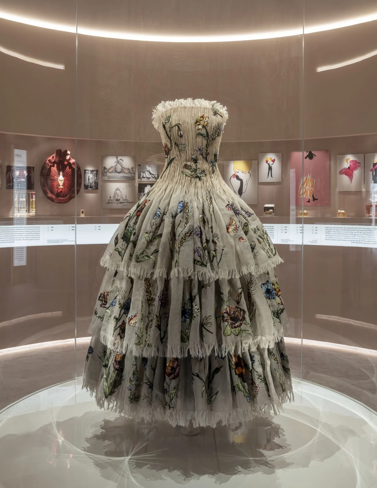 معرض Christian Dior: Designer of Dreams... الممكلة تحتفي بفنّ الخياطة الراقية