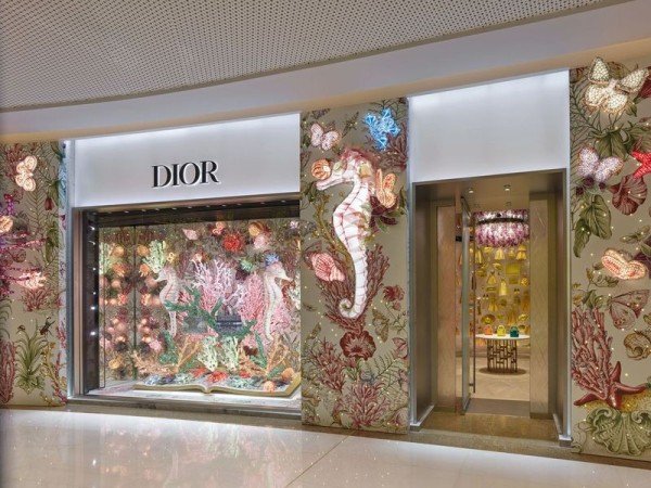  إعادة افتتاح صالون Dior في بوتيك الدار في دبي مول 