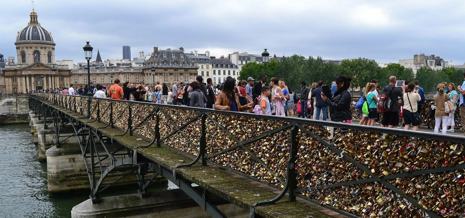 جسر Pont des Arts في باريس