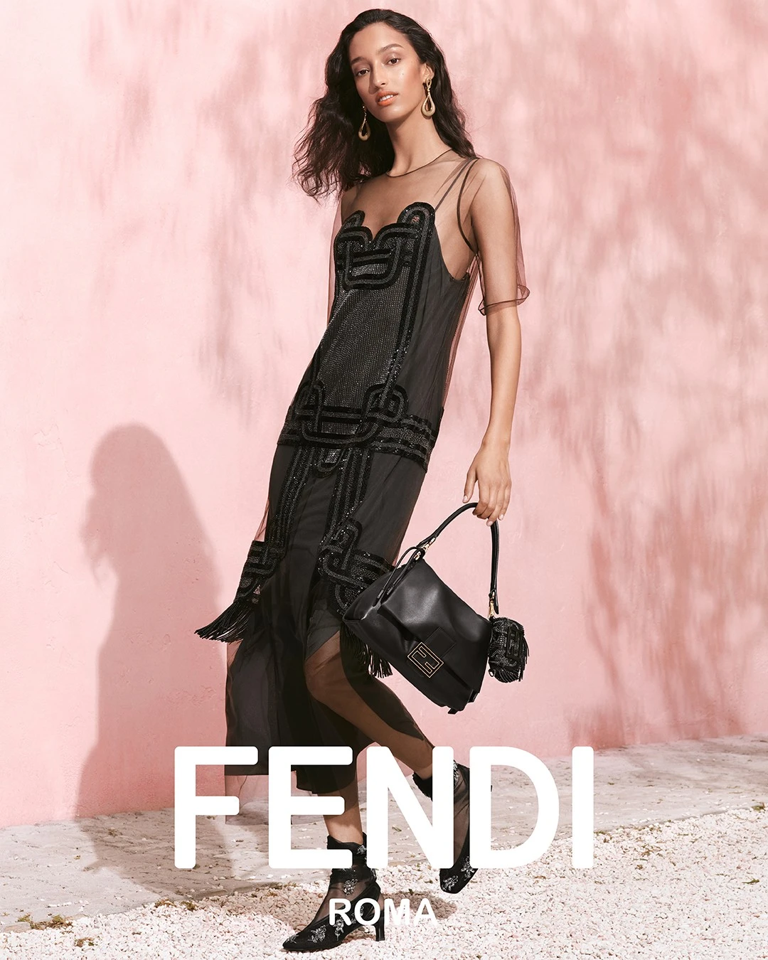 مجموعة Fendi  لربيع 2025 تلتقي فيها الملابس الجاهزة بالخياطة الراقية