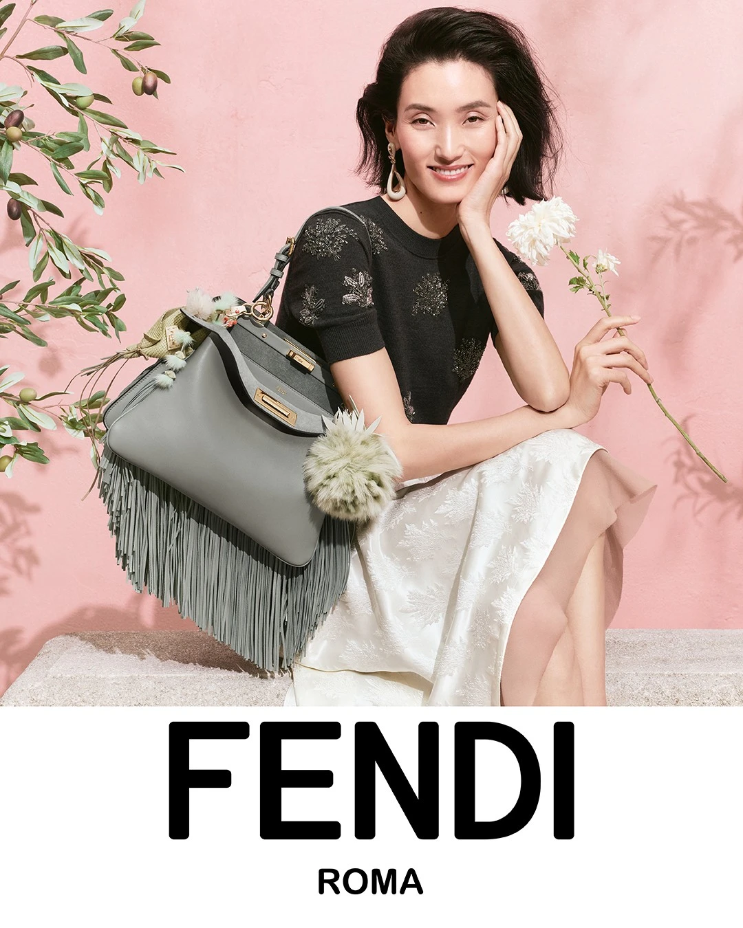 مجموعة Fendi  لربيع 2025 تلتقي فيها الملابس الجاهزة بالخياطة الراقية