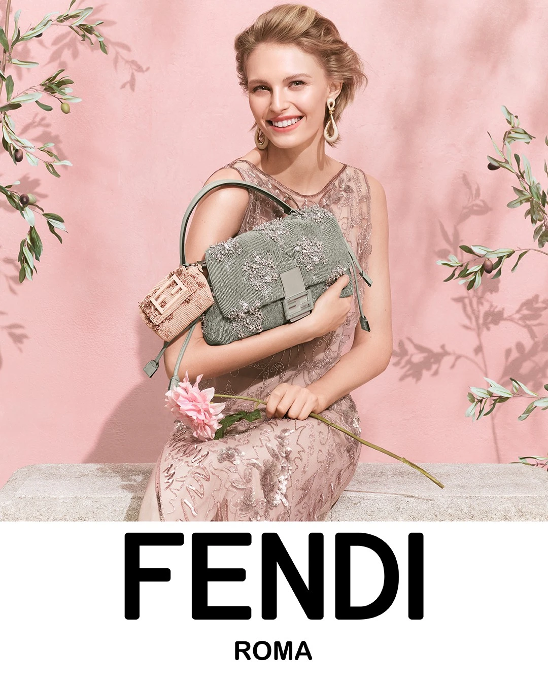 مجموعة Fendi  لربيع 2025 تلتقي فيها الملابس الجاهزة بالخياطة الراقية