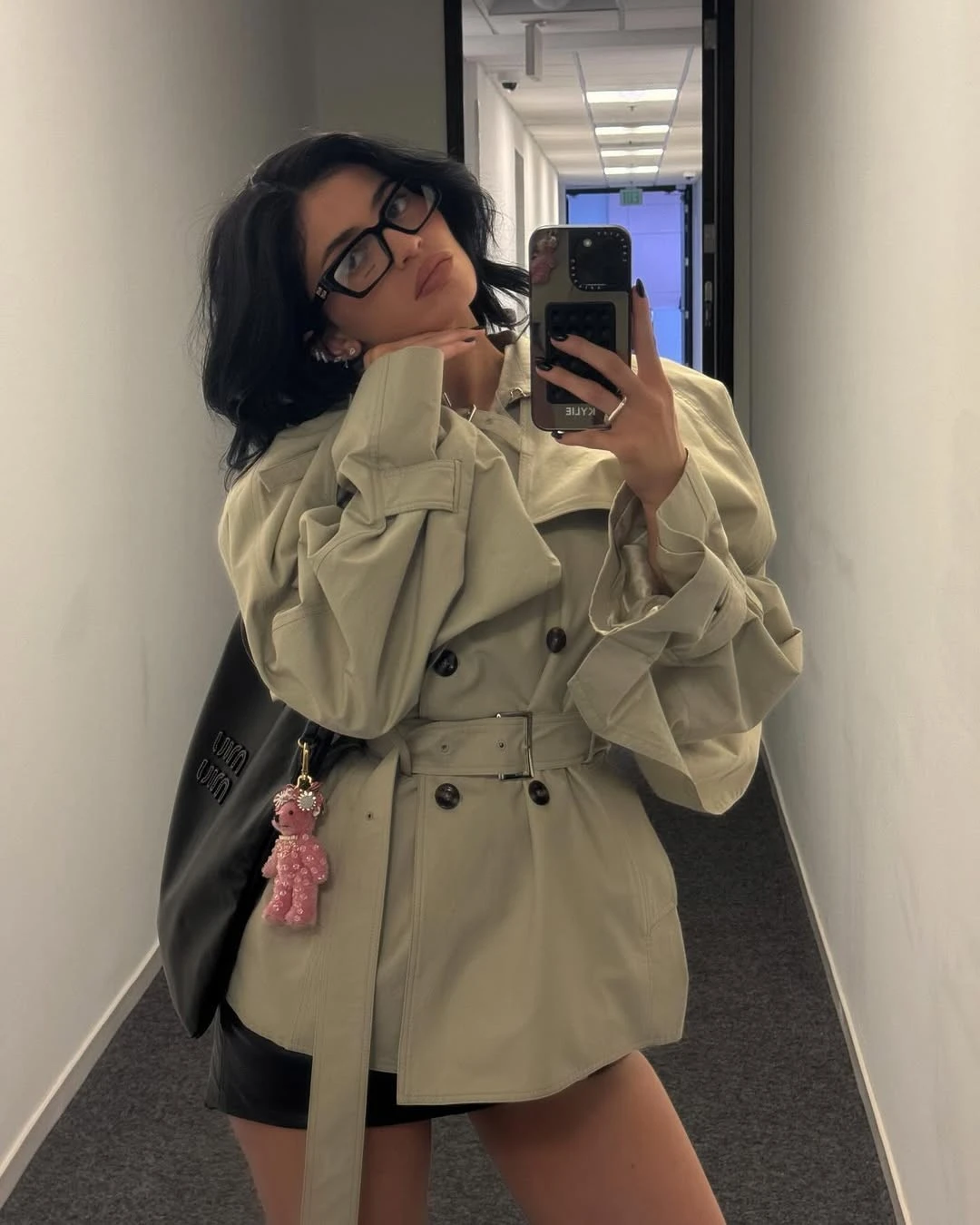 وحدها Kylie Jenner قادرة أن تحوّل النظارات الطبيّة إلى أكسسوار ستايلش!