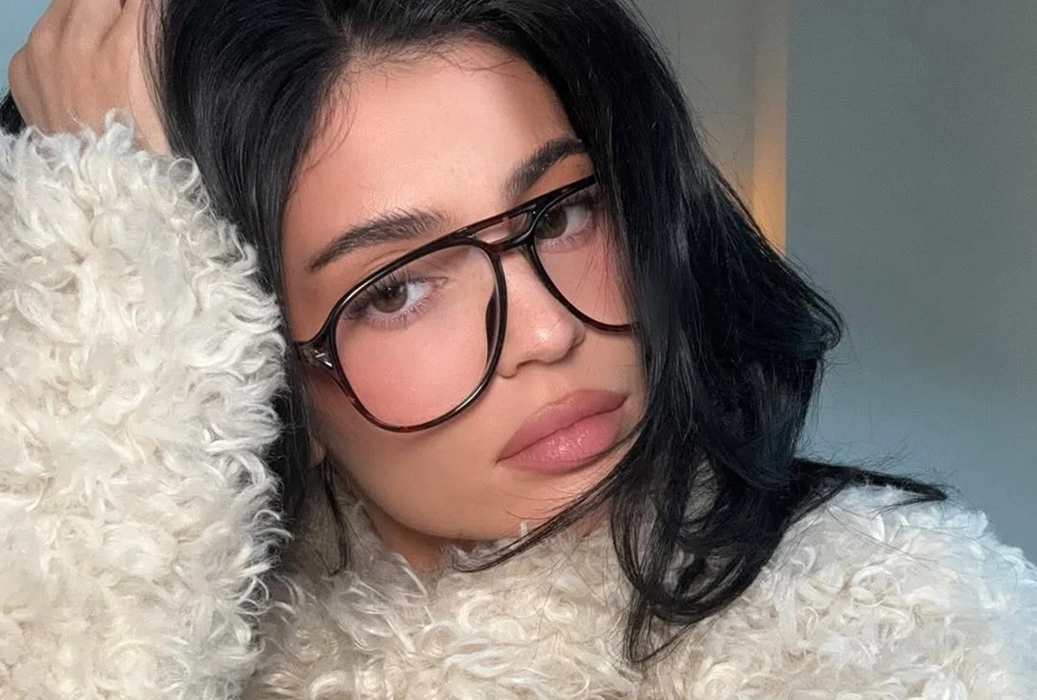 وحدها Kylie Jenner قادرة أن تحوّل النظارات الطبيّة إلى أكسسوار ستايلش!