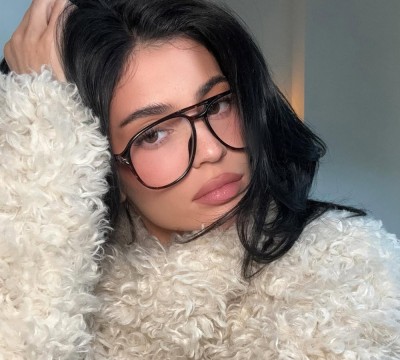 وحدها Kylie Jenner قادرة أن تحوّل النظارات الطبيّة إلى أكسسوار ستايلش!