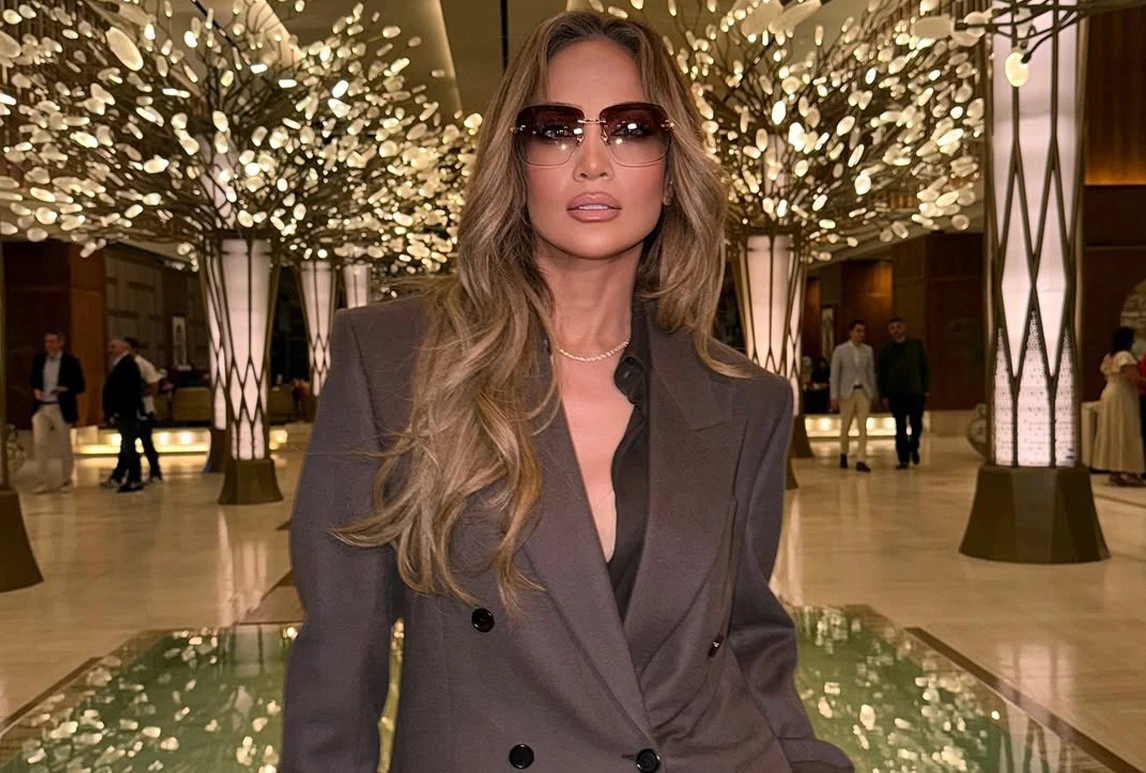 باباراتزي جمالكِ: من غيرنا يراقب Jlo خطوة بخطوة في دبي؟