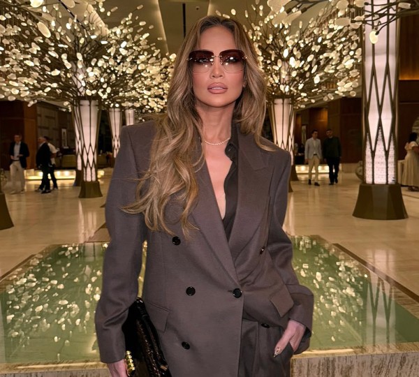 باباراتزي جمالكِ: من غيرنا يراقب Jlo خطوة بخطوة في دبي؟