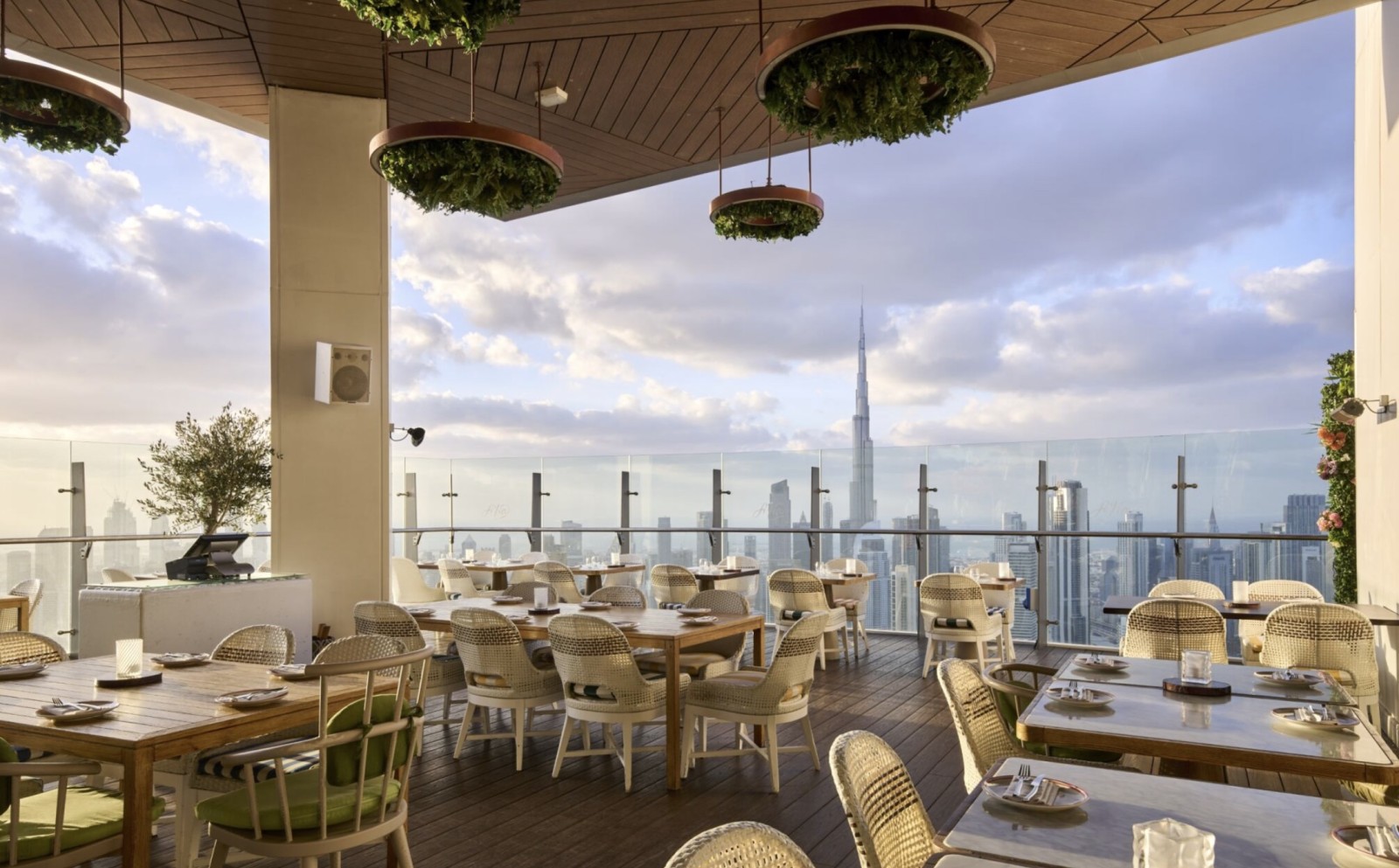 استمتعي بإفطار رمضاني يجمع بين الضيافة وسحر دبي في فندق SLS