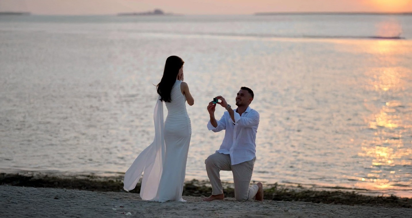 رامي حمدان يتقدّم لسيدرا بيوتي في أجواء رومانسيّة هادئة على الشاطئ
