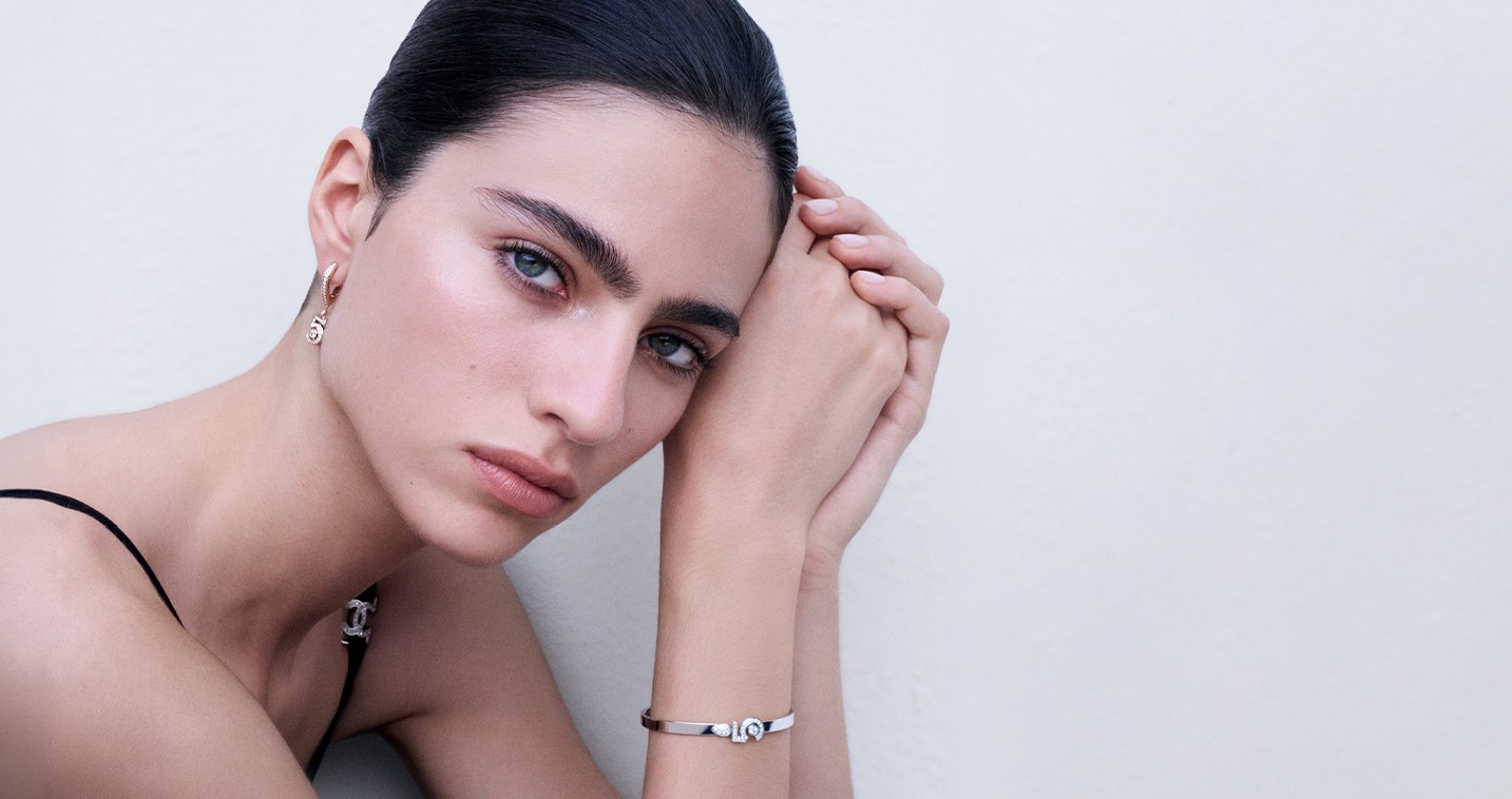 CHANEL تكشف عن أجدد إصدارات مجوهرات N°5: رمز جديد للأناقة الخالدة
