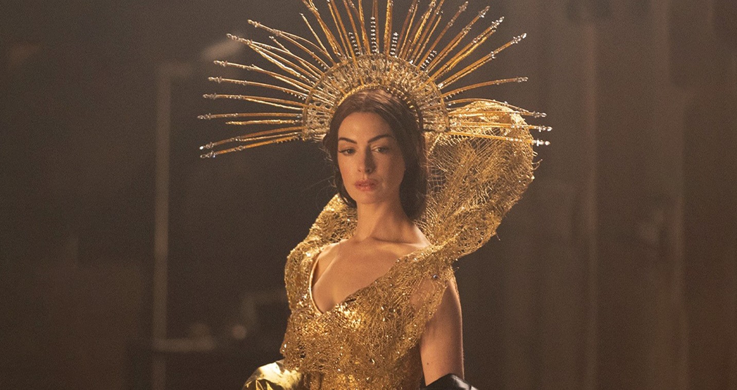 إطلالات Anne Hathaway في فيلم Mother Mary: الوجه الآخر للنجوميّة