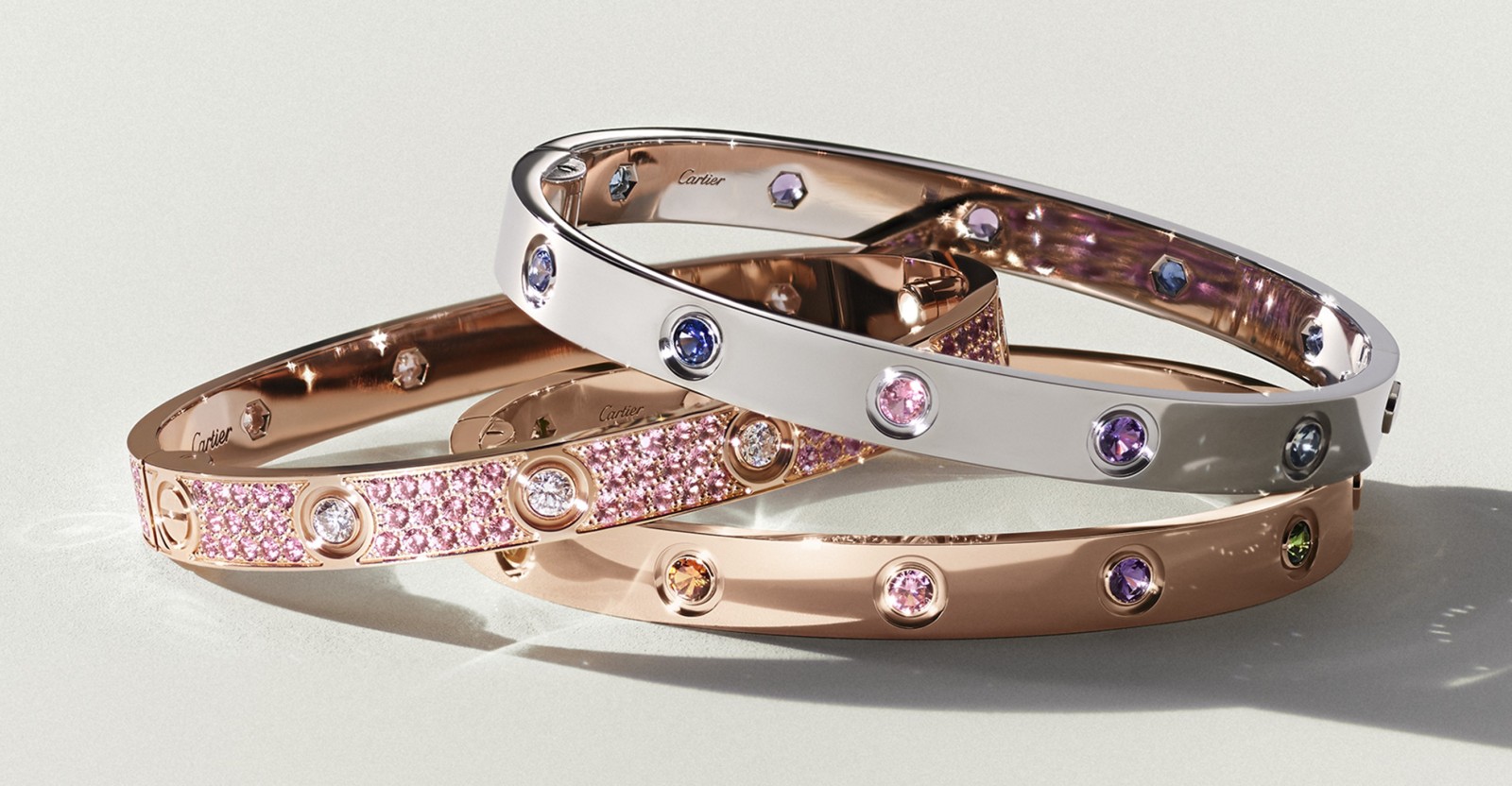 أساور Love الجديدة من Cartier... جُرأة في الألوان وفخامة في التفاصيل