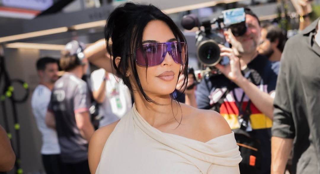 Kim Kardashian تعلن انضمامها إلى عالم WAGs الفورمولا 1 بإطلالتين لافتتين