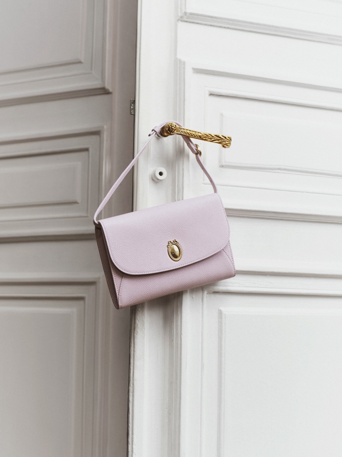 بين الأناقة والعمليّة... Dior Medallion تكشف عن أحدث ابتكاراتها