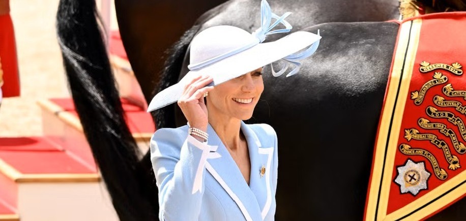 Kate Middleton تعيد إحياء إحدى أجمل إطلالات الأميرة Diana في Trooping the Colour