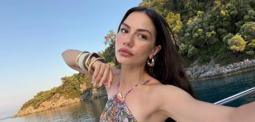 Demet Özdemir في إجازة بحريّة بعد نجاح مسلسل 'حلم أشرف'