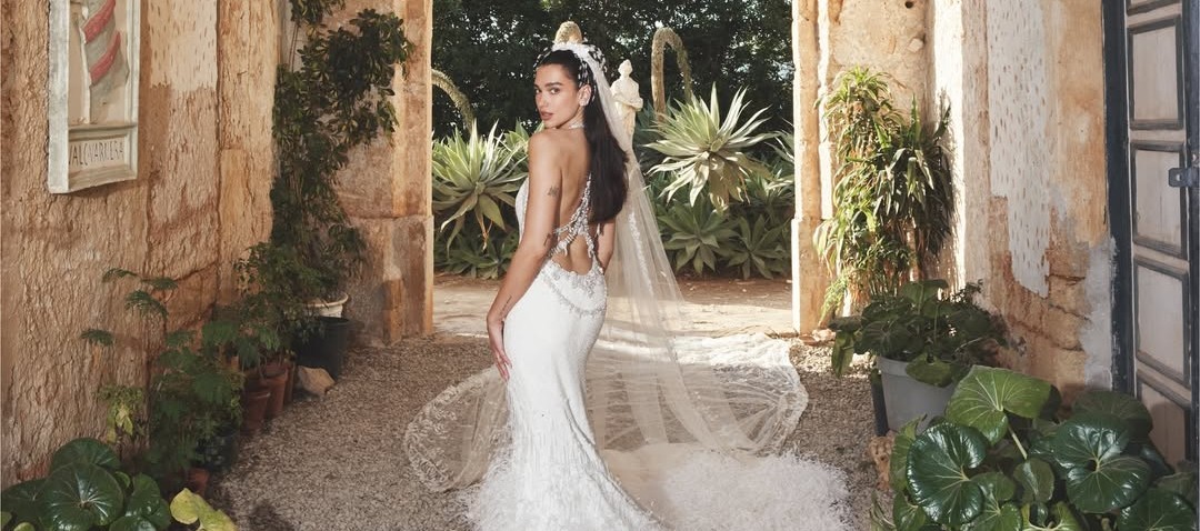 كلّ الأنظار تتجه إلى Dua Lipa... وهذه هي تفاصيل فستان زفافها